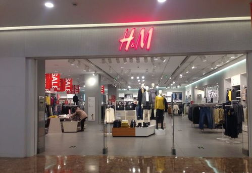 記者探訪H&M店，店門(mén)口三個(gè)女孩對(duì)“中國(guó)風(fēng)”服裝反應(yīng)各異